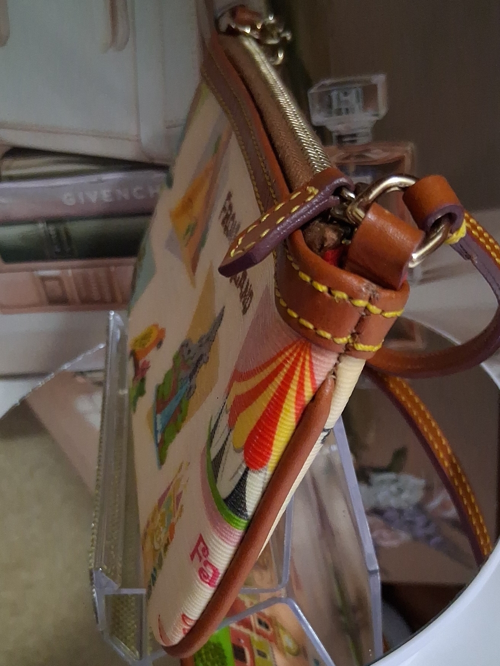 Dooney/Disney Cream & Brown Wristlet ,Hard To Find Like New - Picture 4 of 7